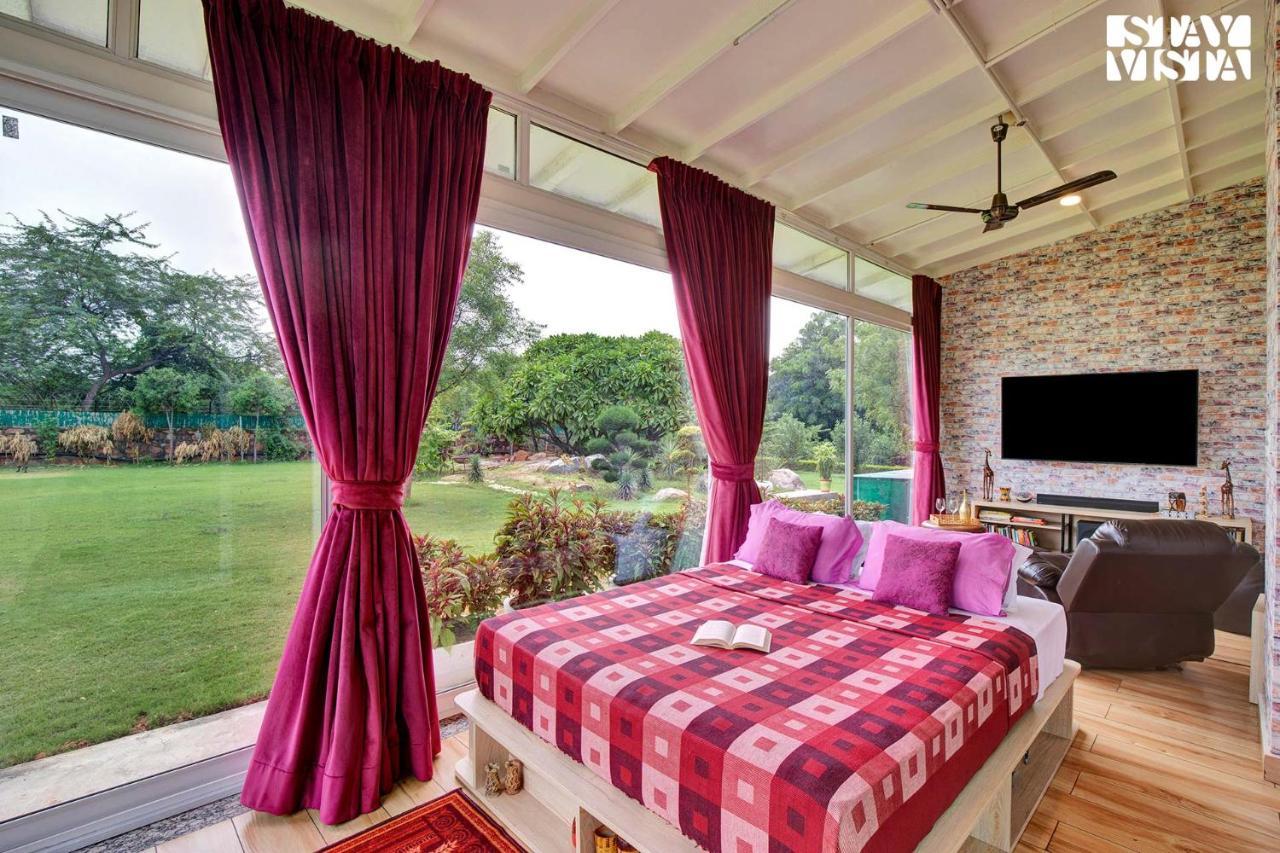 Stayvista At Idyllic Farmhouse - A Glasshouse With Outdoor Pool Gurgaon Exterior foto