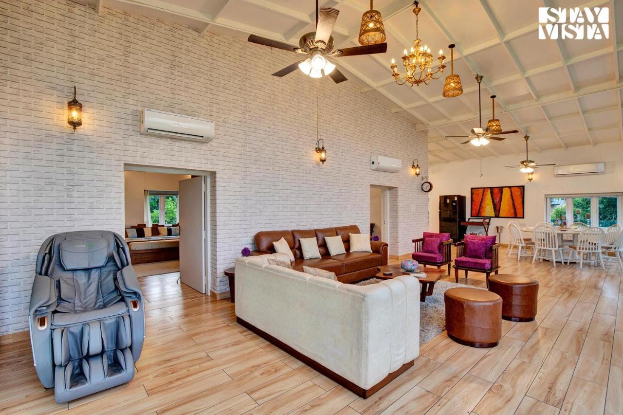 Stayvista At Idyllic Farmhouse - A Glasshouse With Outdoor Pool Gurgaon Exterior foto