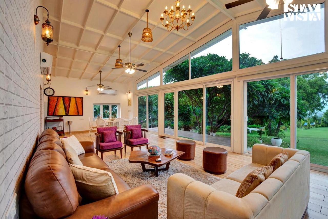 Stayvista At Idyllic Farmhouse - A Glasshouse With Outdoor Pool Gurgaon Exterior foto