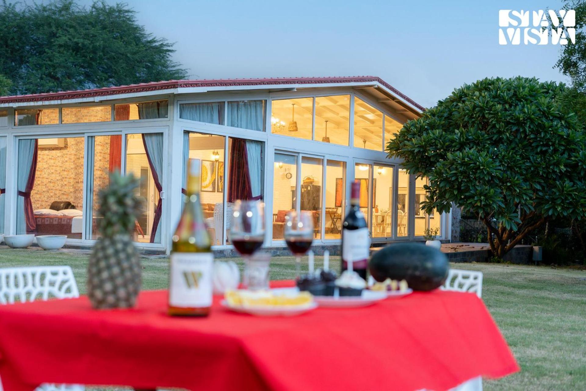 Stayvista At Idyllic Farmhouse - A Glasshouse With Outdoor Pool Gurgaon Exterior foto